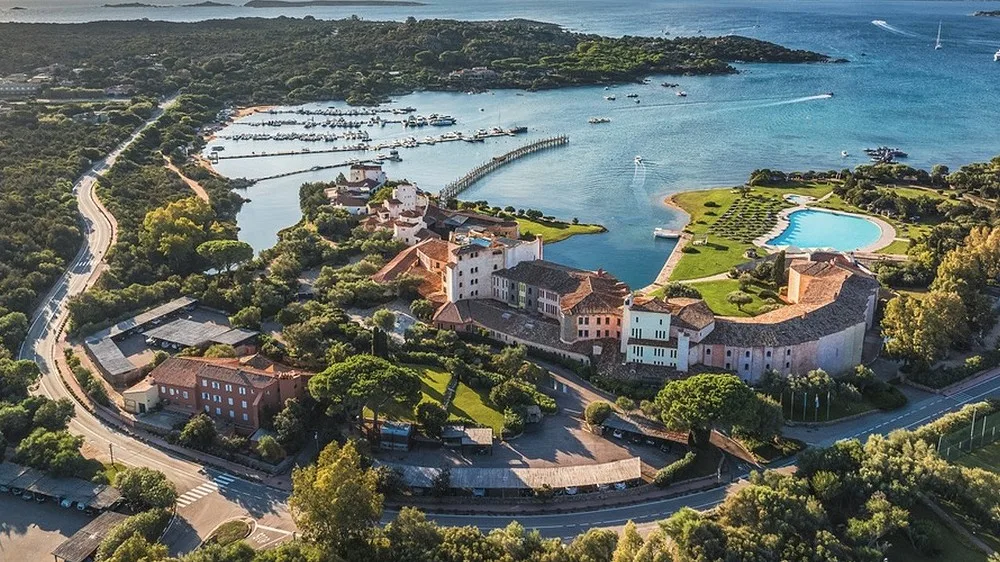 Este hotel na Sardenha parece uma aldeia de pescadores mas custa 922€ por noite