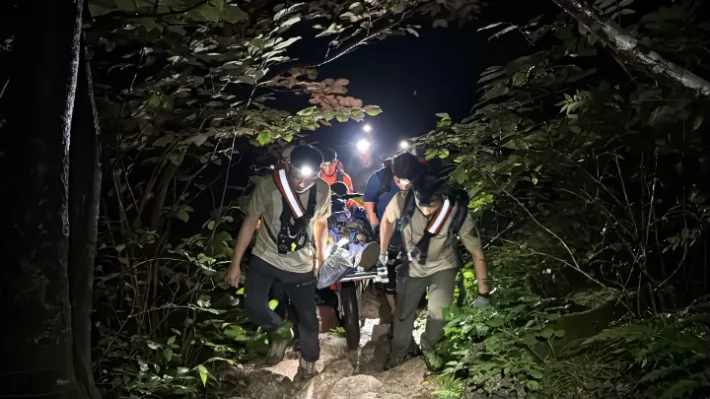 "전파도 먹통" 설악산 금지구역 등산객, 8시간 만에 '들것 구조'