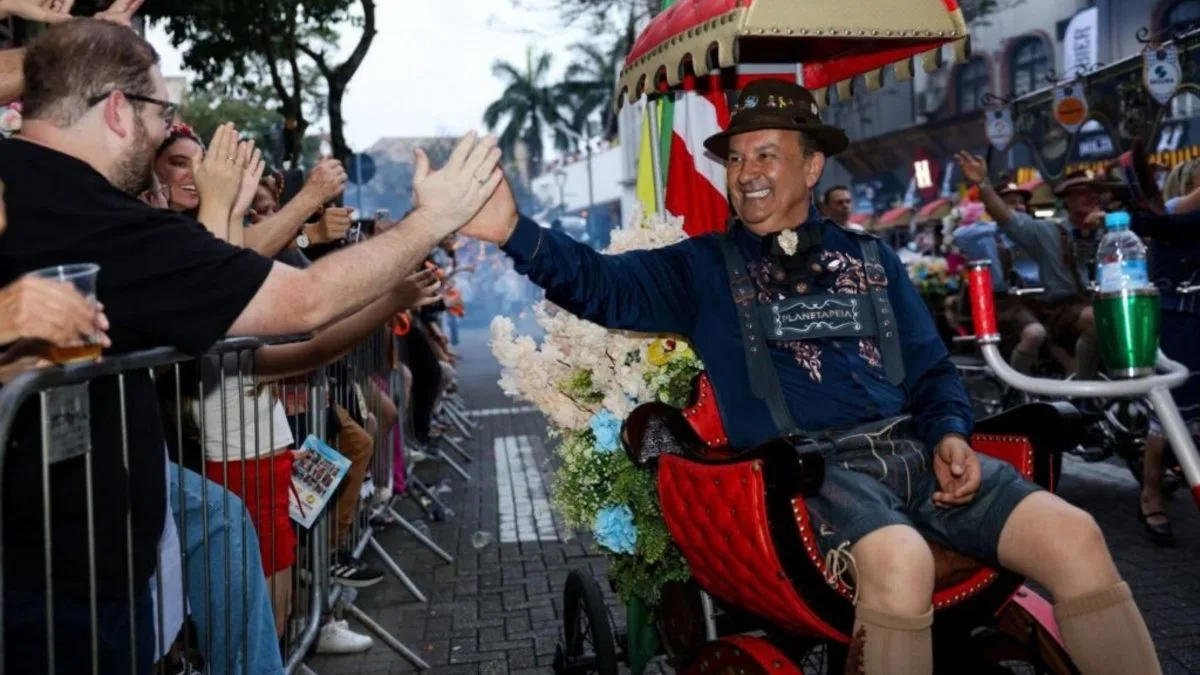 Jorginho Mello entra na folia e pedala centopeia em desfile da Oktoberfest de Blumenau