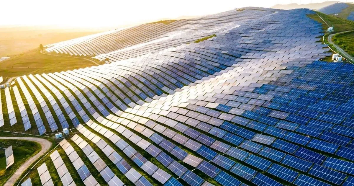 Crecen las renovables en China: la energía solar supera al carbón y se convierte en la mayor fuente de capacidad instalada