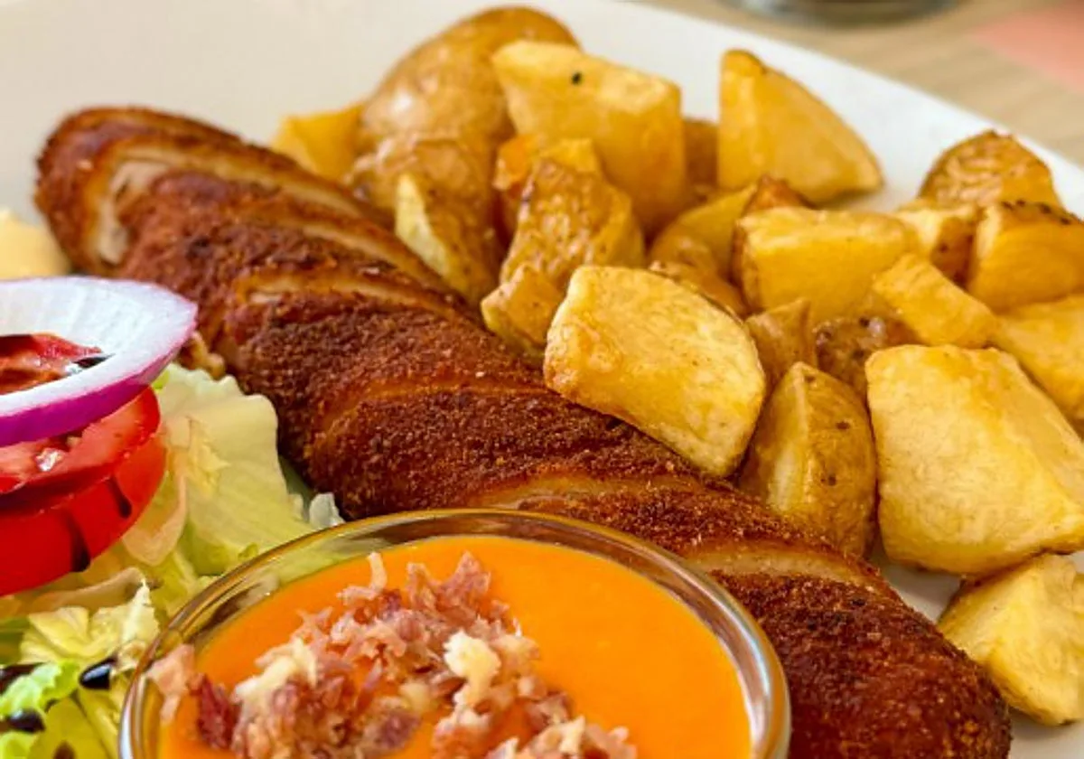 El flamenquín más diferente de la Judería está relleno de bacon, pollo y queso cheddar