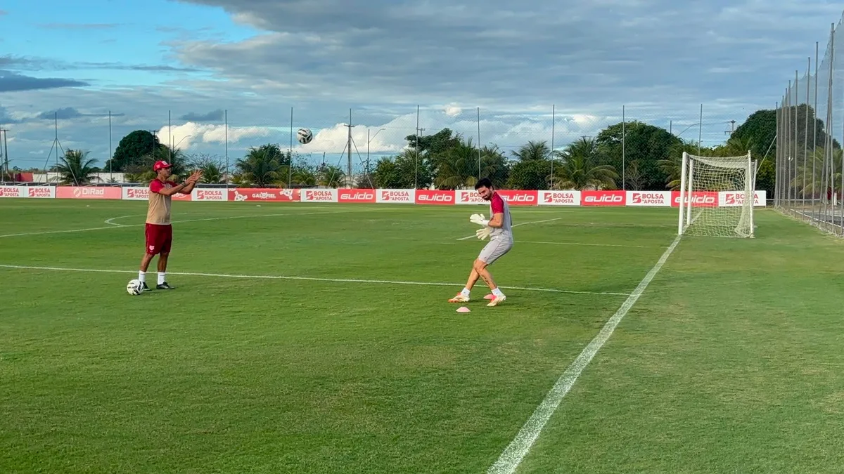 Matheus Albino treina sem restrições no CRB e está perto do retorno