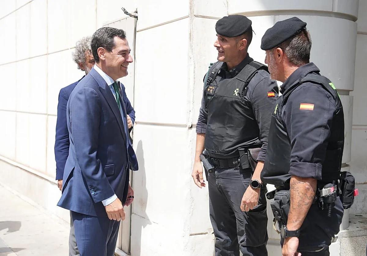 Juanma Moreno pide recuperar la unidad de élite antidroga de la Guardia Civil en Andalucía