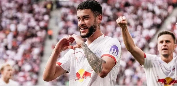 Atacante do Leipzig mira seleção e revela 'resenha' com carrasco norueguês