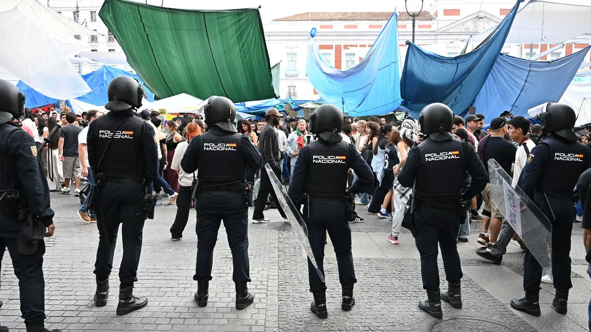 Un policía herido y dos detenidos en enfrentamientos entre acampados y ultras en Sol