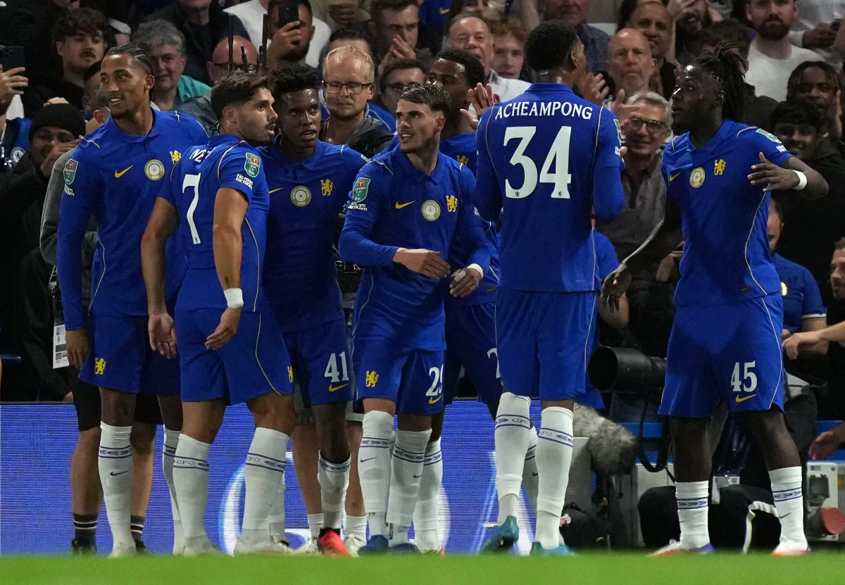 Com Estevão decisivo, Chelsea vence o Luton Town e avança na Copa da Liga Inglesa