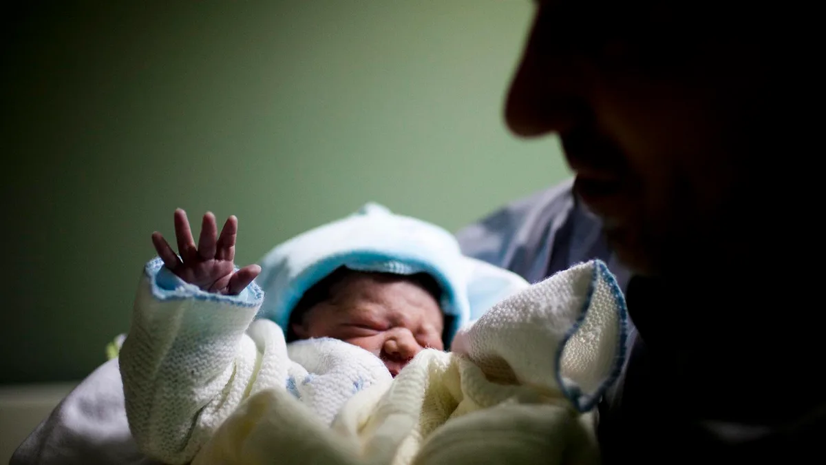 Já está aprovado alargamento da licença parental e jornada contínua para pais com filhos até aos 12 anos