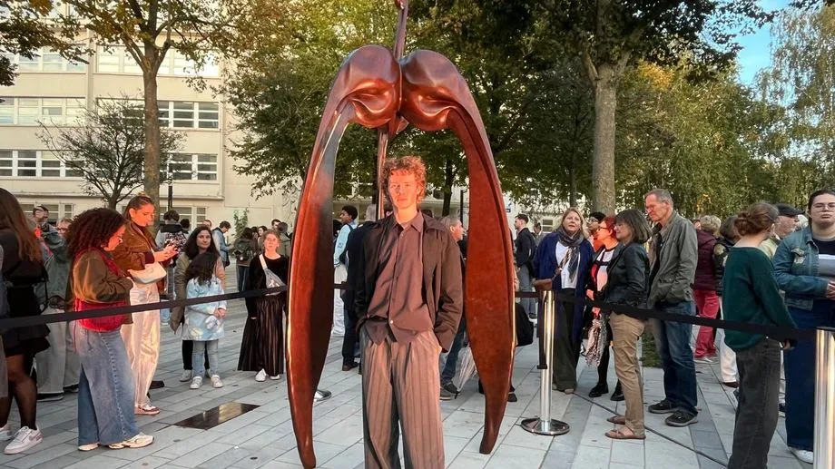 Attentat d'Arras : trois ans après, un hommage vibrant et une sculpture monumentale pour Dominique Bernard