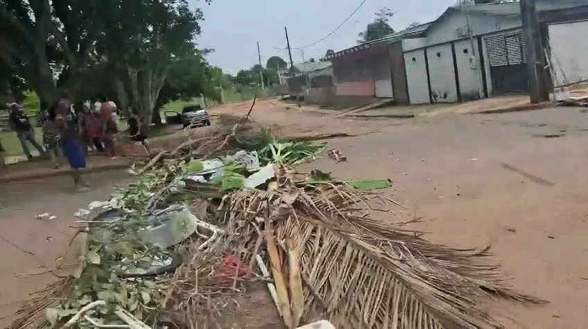Famílias ocupam rua após Energisa interromper energia em área invadida de Rio Branco