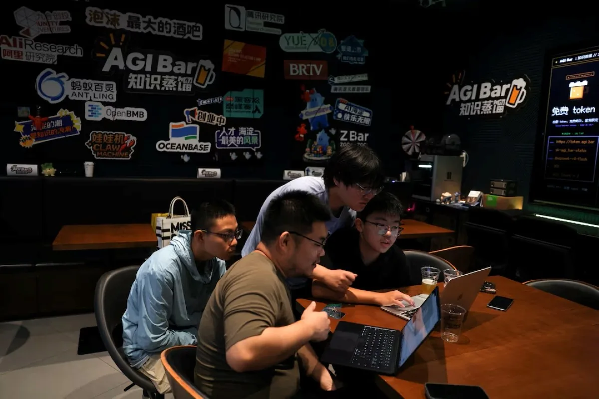 Cerveja, DeepSeek e robôs: conheça o bar que virou ponto de encontro da turma da IA na China