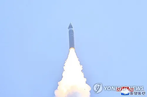 [속보] 軍 "北발사 단거리 탄도미사일 1발, 약 450km 비행"