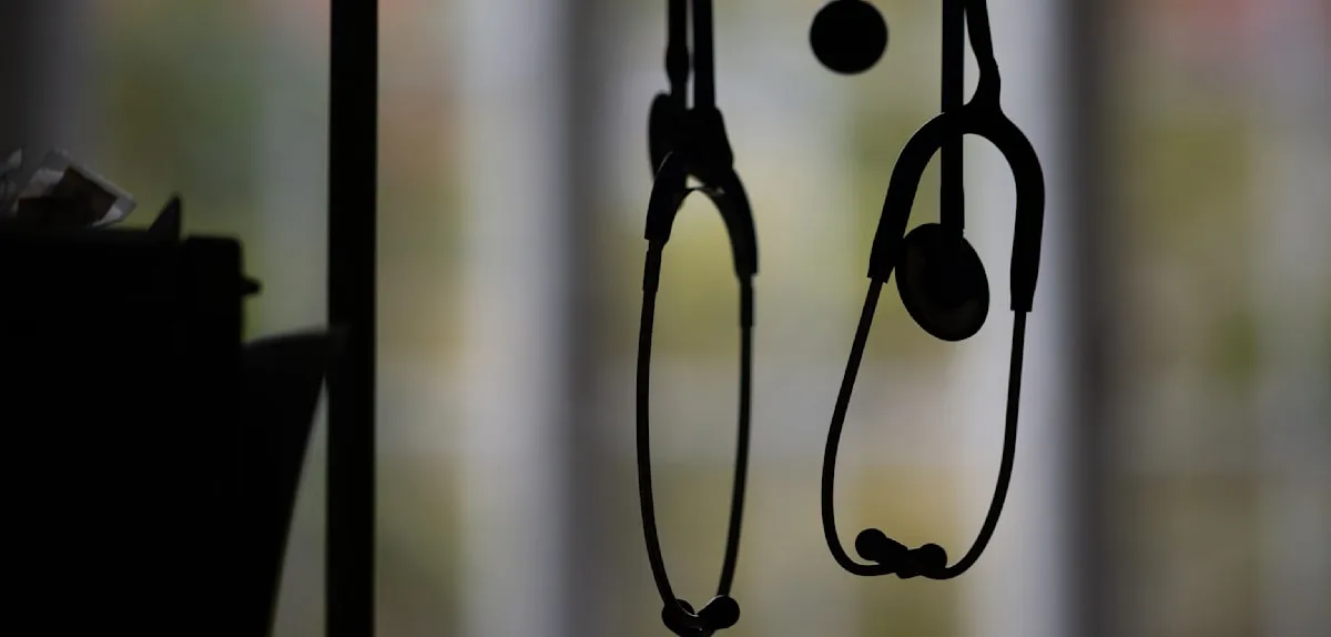 HNO-Arzt soll Männer während der Behandlung unter Schmerzen sexuell genötigt haben