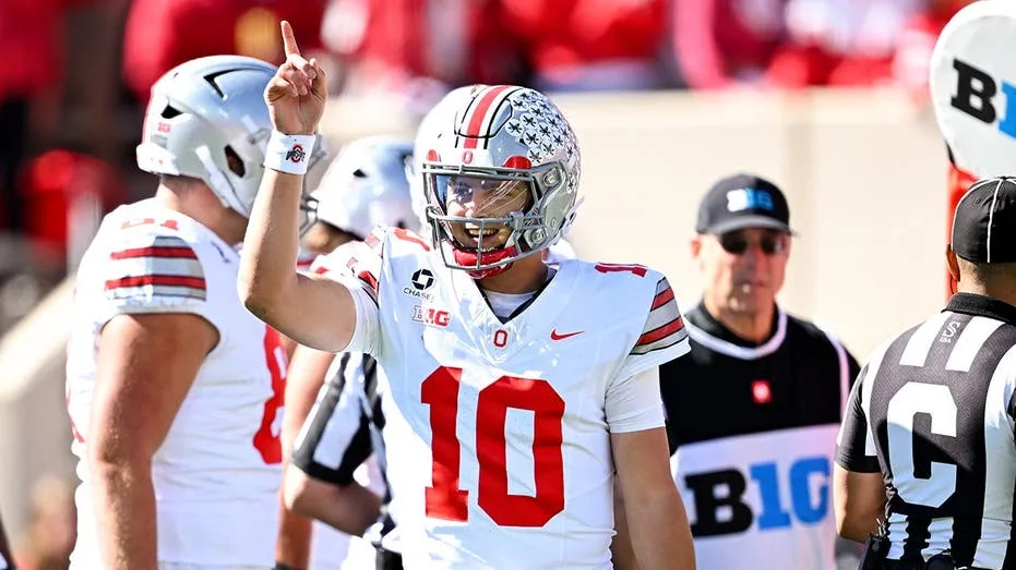Ohio State snaps Indiana's 22-game winning streak, hands reigning champs first loss since 2024 in thriller