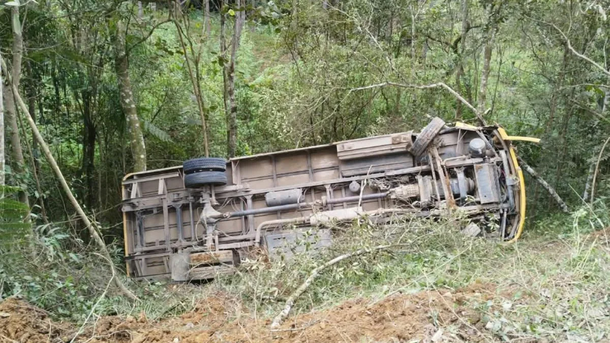 Investigação apura possível falha em transporte escolar após ônibus tombar em ribanceira com 10 crianças e deixar feridos em SC