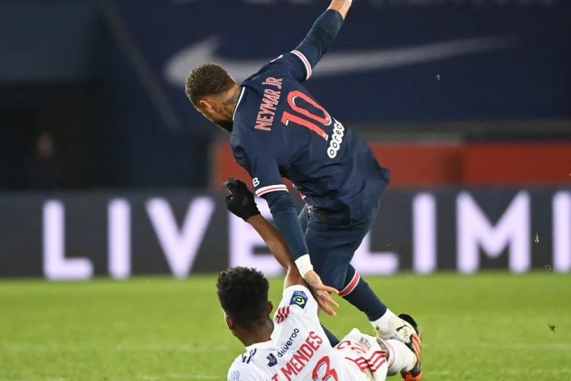 L'ancien milieu de l'OL et du LOSC Thiago Mendes refuse de serrer la main de Neymar dans le Championnat brésilien
