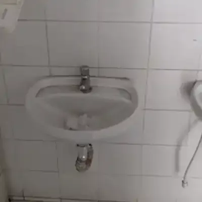 Vídeo mostra péssimas condições dos banheiros no Hospital do Trauma