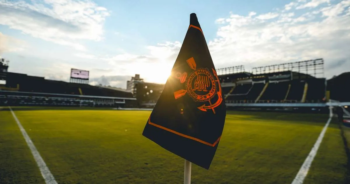 Torcedor furta camisa de Yuri Alberto em Memorial do Corinthians