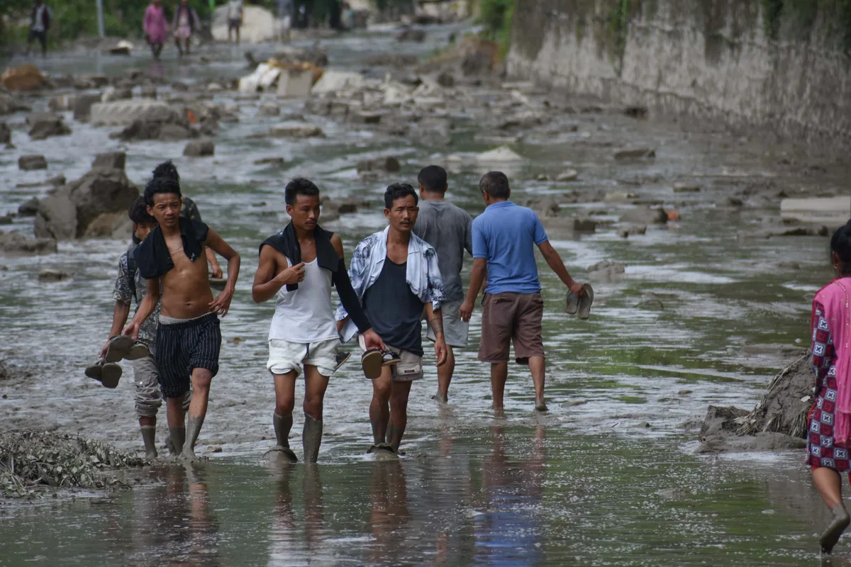 Nepal e Tibete procuram quase 1,5 mil desaparecidos após deslizamento