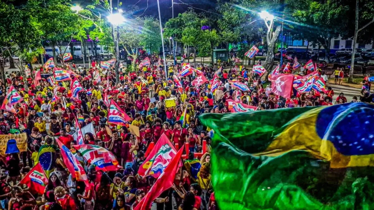 Manifestação pró-Lula reúne lideranças e jovens na Praça da Revolução, em Rio Branco