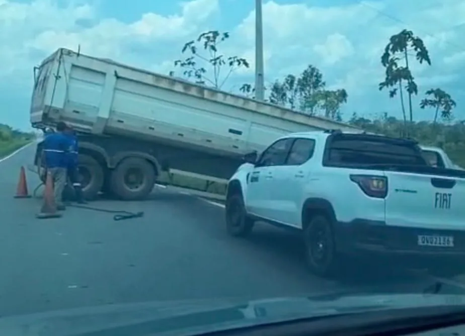 Caminhão perde o controle e sai da pista na BR-364, em Manoel Urbano