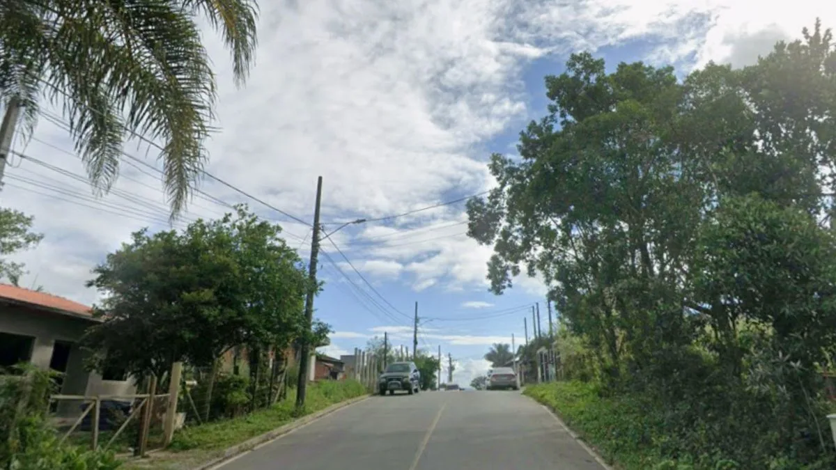 Homem é encontrado morto em terreno baldio com marcas de violência e caso é investigado em SC