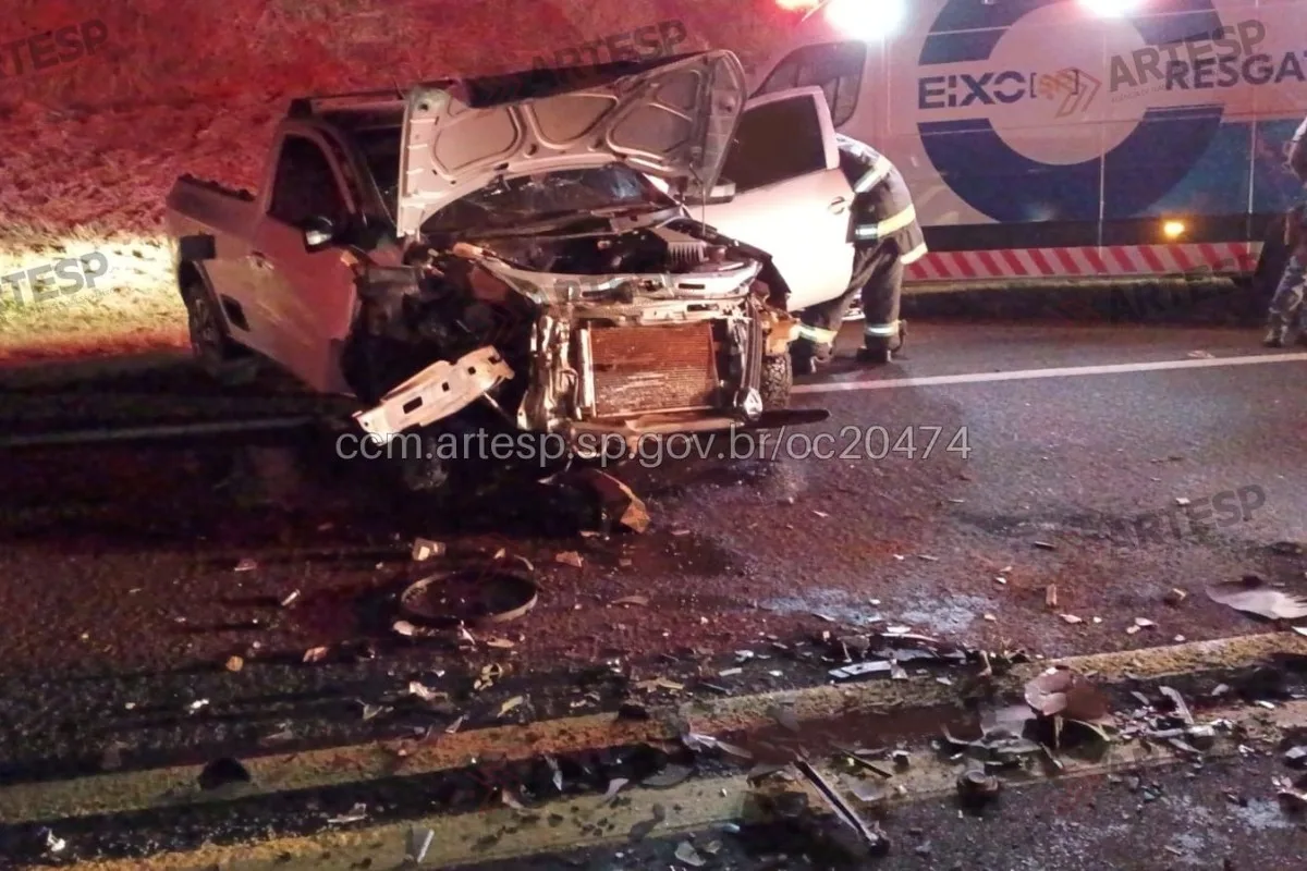 Batida frontal entre utilitário e carro deixa seis feridos em rodovia no interior de SP