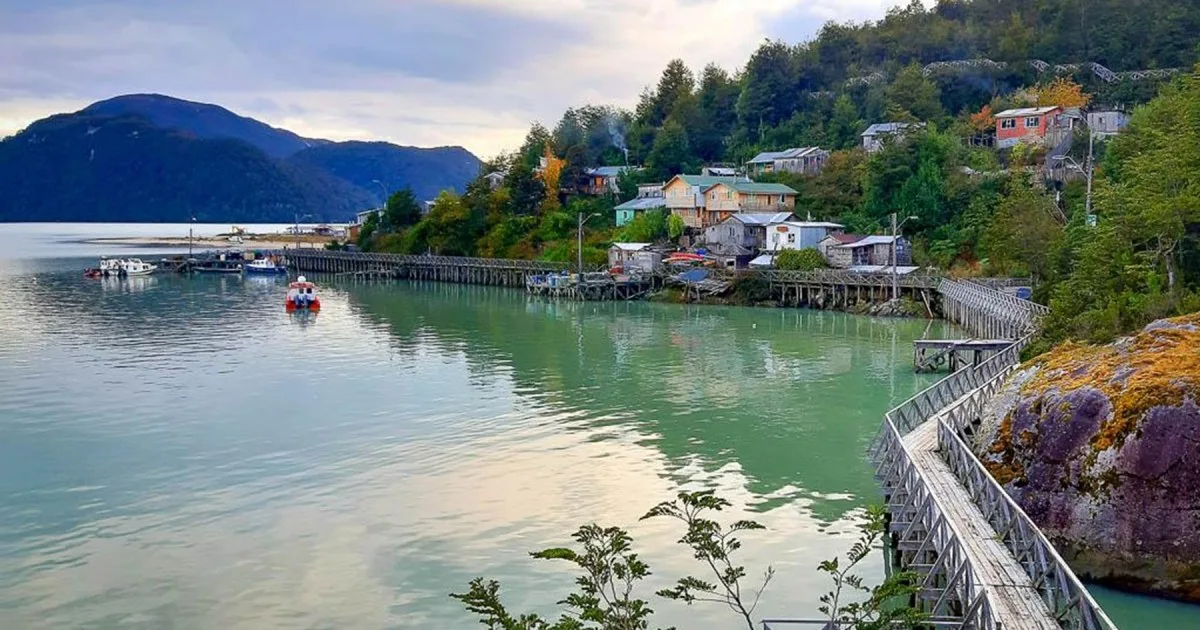 Caleta Tortel, el increíble pueblo de la Patagonia chilena donde no hay calles ni autos y está conectado por pasarelas de madera