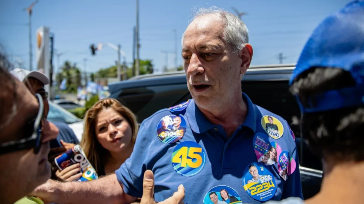 Em adesivaço em Fortaleza, Ciro Gomes diz que estuda incorporar câmeras em fardas de policiais no Ceará
