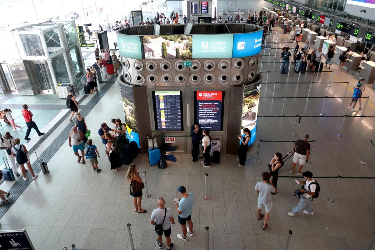 El aeropuerto de Catania en Sicilia vuelve a restringir los aterrizajes por la erupción del Etna