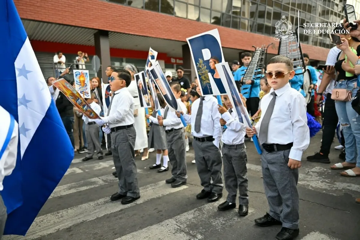 Visperas de independencia: Entre música, banderas y orgullo familiar niños protagonizan los desfiles patrios por los 205 años de independencia