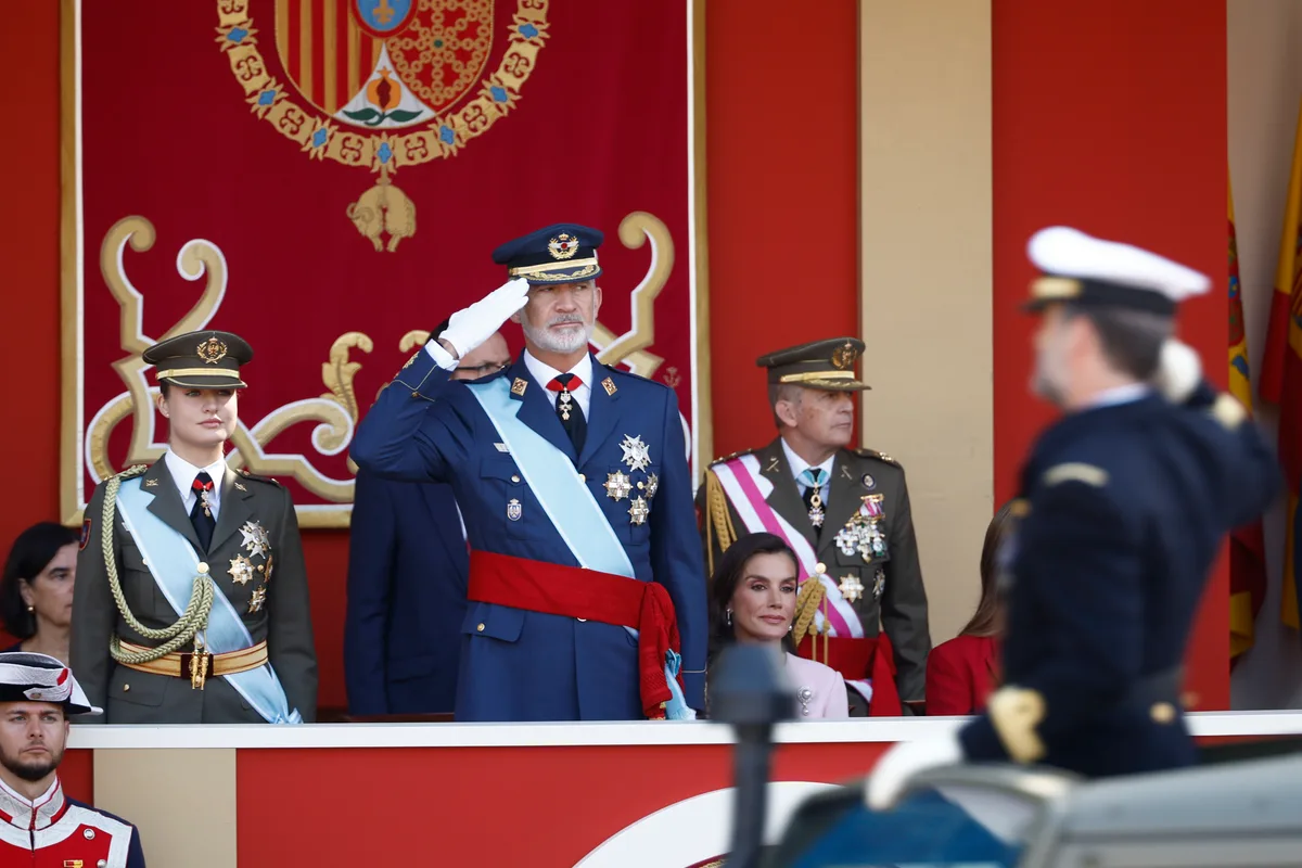 Insultos para Pedro Sánchez en la Fiesta Nacional que ha apurado la llegada para camuflarse entre los vítores a los Reyes