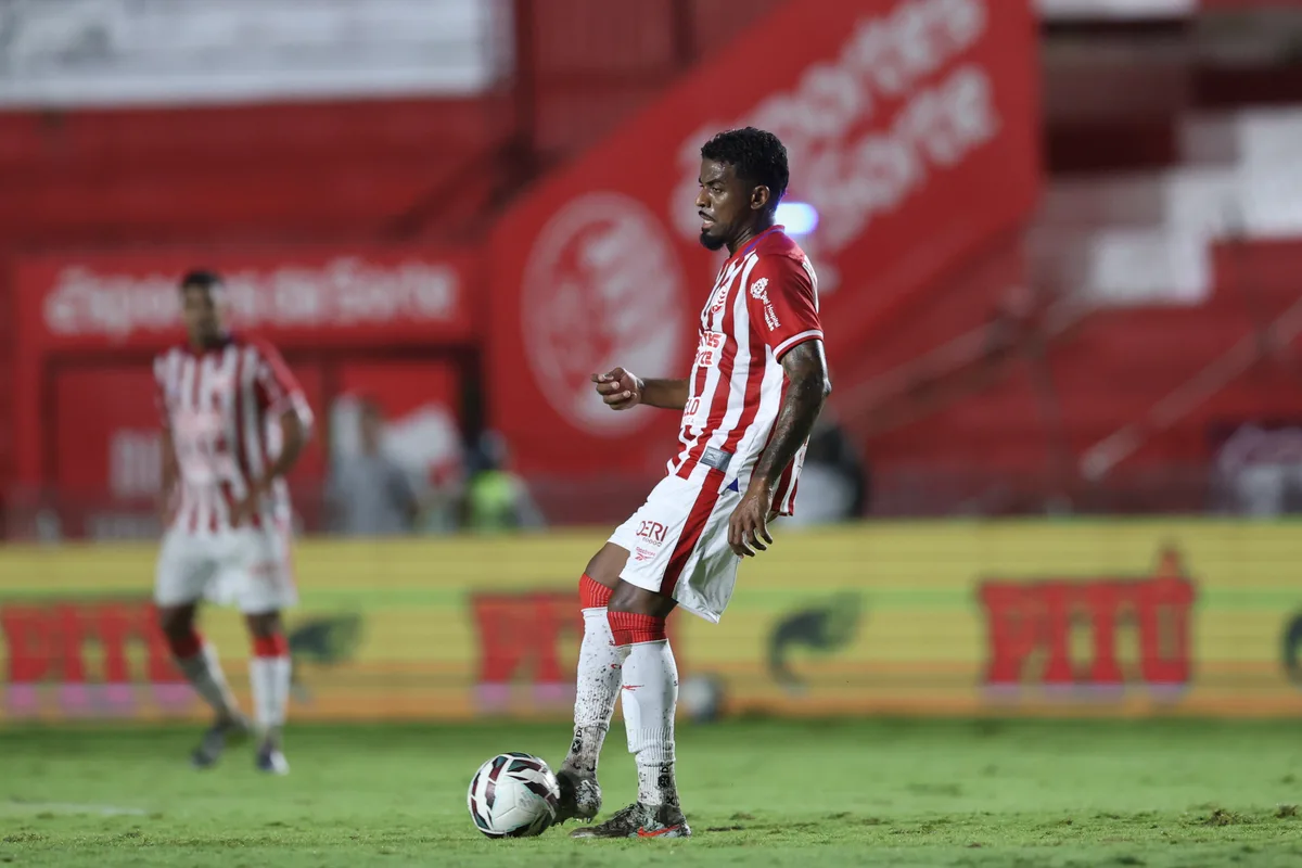Técnico do Náutico indica mudança no meio-campo para jogo contra a Ponte Preta
