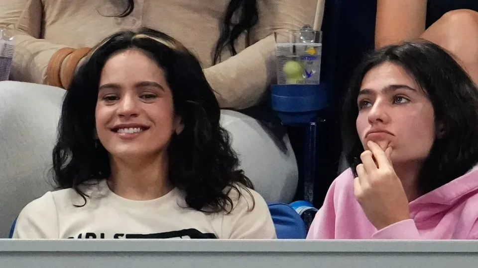El primer beso público de Rosalía y Loli Bahia causa revuelo en las gradas del US Open