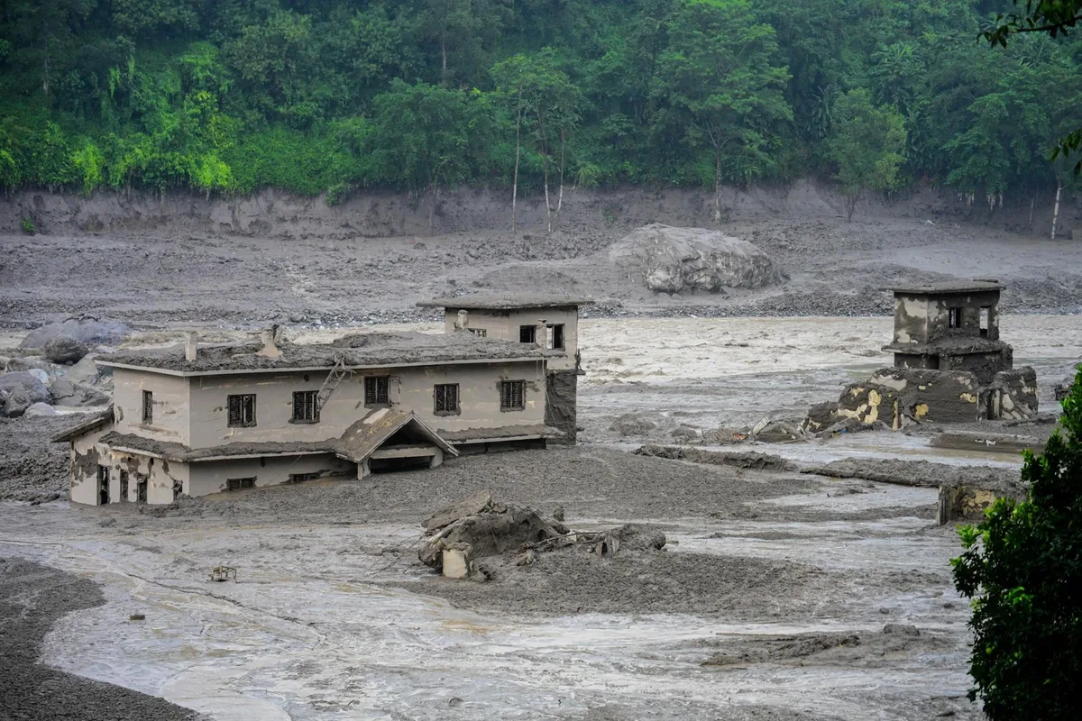 Aumentan a más de 550 los desaparecidos en China tras la potente riada en Nepal