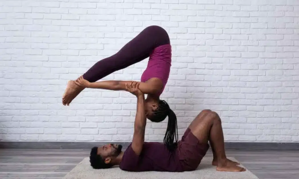 AcroYoga: o que é e como funciona a prática em dupla