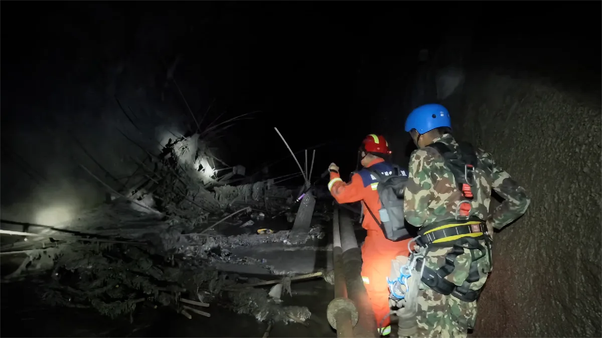 Chinese rescuers search mud-filled tunnel in Nepal