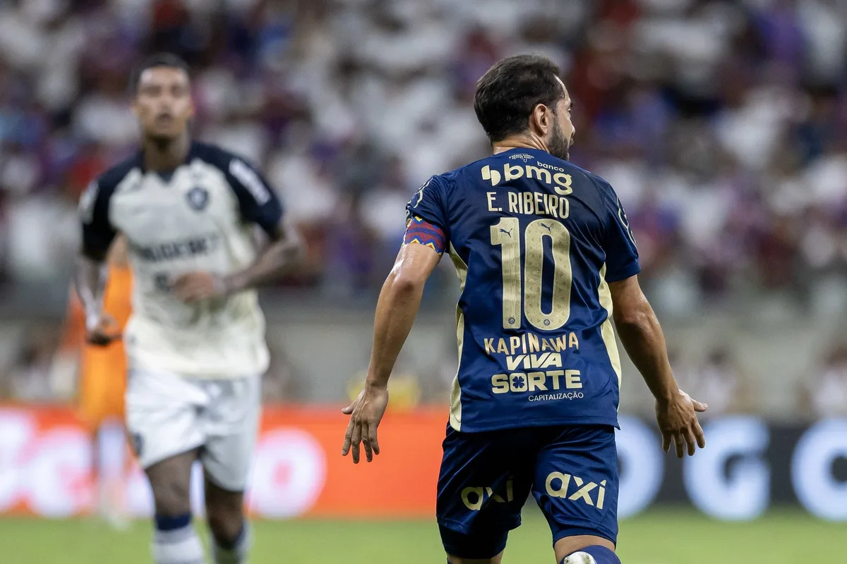 Ceni chama Éverton Ribeiro de "brilhante", mas cobra intensidade