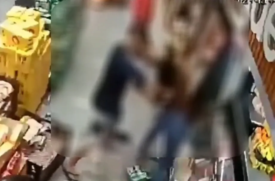 Horror en Brasil: un hombre mató a puñaladas a su expareja en la fila de un supermercado