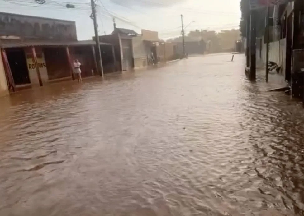 Chuva forte alaga rua no Segundo Distrito de Rio Branco
