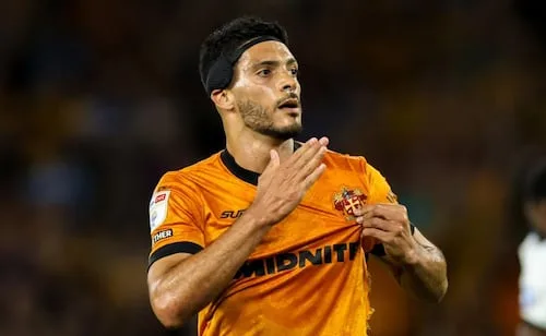 Raúl Jiménez sale lesionado con el Wolverhampton, a días de la Fecha FIFA