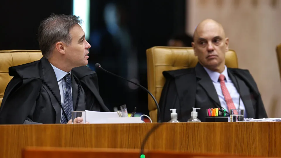 André Mendonça tem aprovação maior que Alexandre de Moraes em pesquisa do PoderData