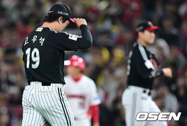 [사진]1사 3루 위기 무실점으로 막아내는 LG 고우석