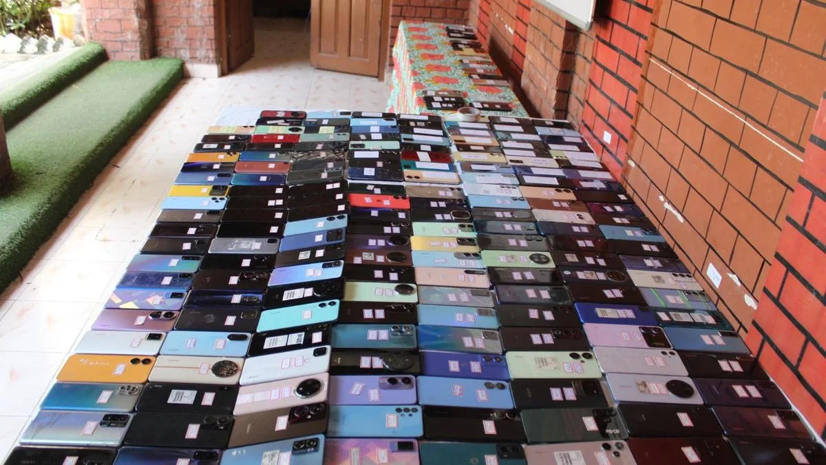 400 missing mobile phones recovered from various States, handed over to owners