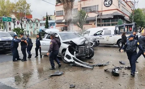 Detienen a dos hombres tras persecución y choque contra patrulla en la Cuauhtémoc; policías resultan lesionados