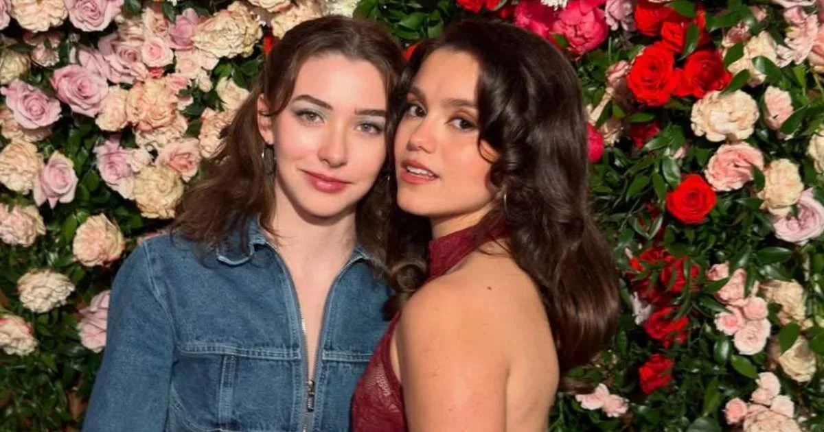 Aos 23 anos, filha de Sandra Annenberg esbanja beleza ao lado da namorada americana em data importante e foto romântica rende declaração da apresentadora