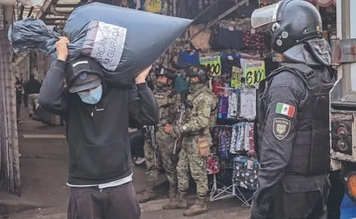 Aseguran 9 mil piezas de ropa apócrifa en Tepito