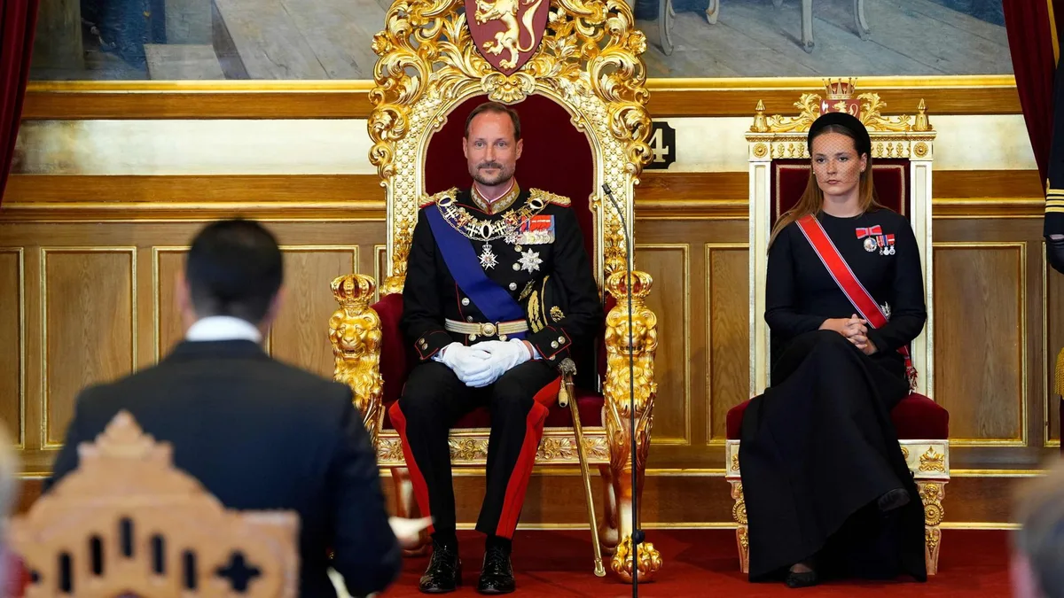 König Haakon VIII. legt Eid im norwegischen Parlament ab