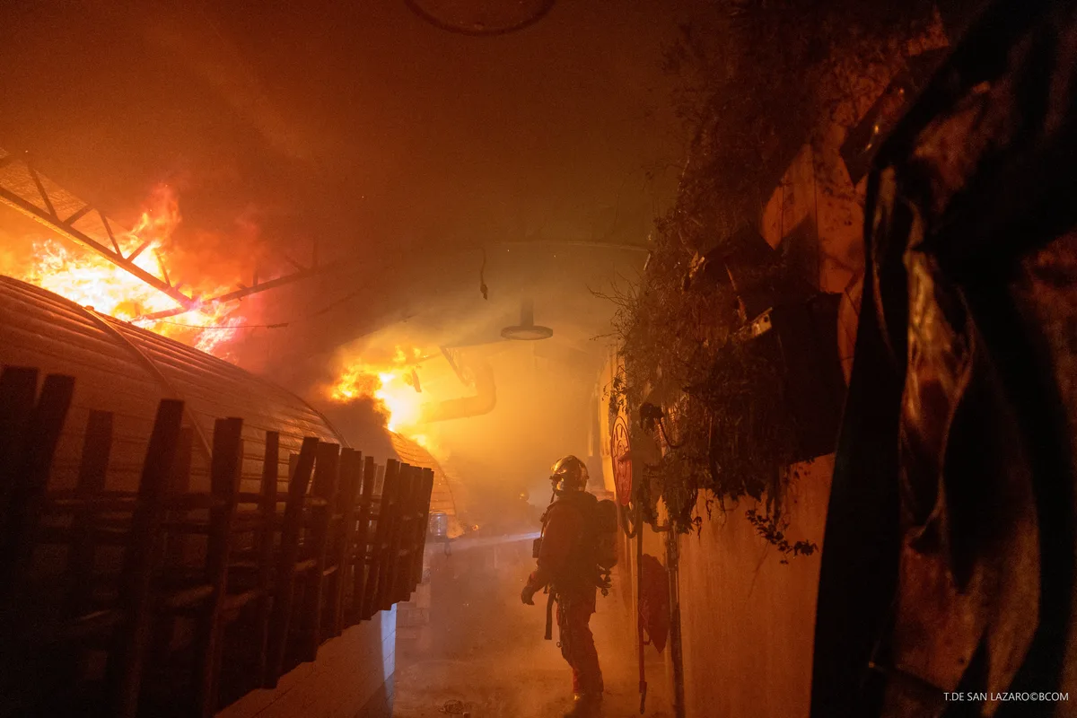 Un incendio quema por completo el mercado más antiguo de París, el Marché des Enfants Rouges