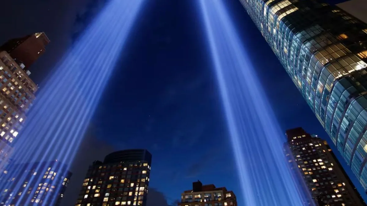 El 'skyline' de Nueva York recupera las Torres Gemelas 25 años después del 11-S: 2.977 drones (uno por cada víctima) recrean su silueta en el cielo