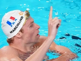 VIDÉO. Épatant de facilité sur 400 m, Léon Marchand s’offre un deuxième titre continental et le record de France